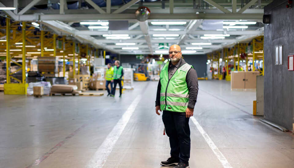 GODT MED GULVPLASS: Kashif Mir går mangfoldige meter når han skal rundt og prate med medlemmene på den enorme pakkesentralen til Posten på Alnabru i Oslo. GODT MED GULVPLASS: Kashif Mir går mangfoldige meter når han skal rundt og prate med medlemmene på den enorme pakkesentralen til Posten på Alnabru i Oslo.