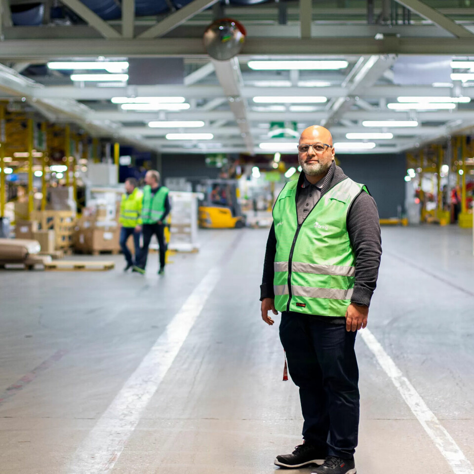 GODT MED GULVPLASS: Kashif Mir går mangfoldige meter når han skal rundt og prate med medlemmene på den enorme pakkesentralen til Posten på Alnabru i Oslo. GODT MED GULVPLASS: Kashif Mir går mangfoldige meter når han skal rundt og prate med medlemmene på den enorme pakkesentralen til Posten på Alnabru i Oslo.