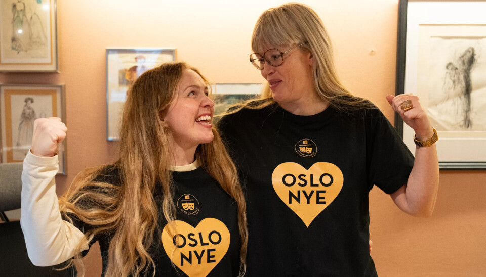 HEVA NEVE: Resepsjonistar og Fagforbundet-medlemmer ved Nationaltheatret Amalie Rynning Seip (tvil venstre) og Camilla Eike støttar Oslo Nye Teater med glede. HEVA NEVE: Resepsjonistar og Fagforbundet-medlemmer ved Nationaltheatret Amalie Rynning Seip (tvil venstre) og Camilla Eike støttar Oslo Nye Teater med glede.