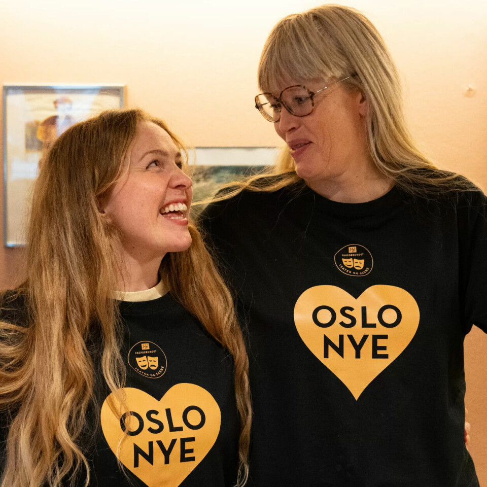 HEVA NEVE: Resepsjonistar og Fagforbundet-medlemmer ved Nationaltheatret Amalie Rynning Seip (tvil venstre) og Camilla Eike støttar Oslo Nye Teater med glede. HEVA NEVE: Resepsjonistar og Fagforbundet-medlemmer ved Nationaltheatret Amalie Rynning Seip (tvil venstre) og Camilla Eike støttar Oslo Nye Teater med glede.
