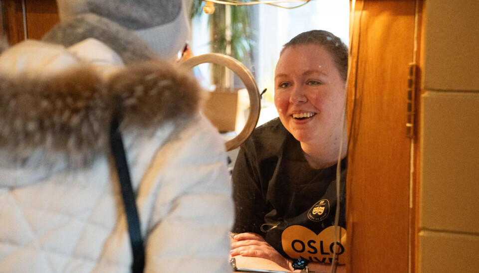 SOLIDARITET: Billettør og Fagforbundet-medlem Johanna Marie Marheim deler ut flygeblad og går i t-skjorte til støtte for Oslo Nye Teater. Ho jobbar i billettluka ved Nationaltheatret. SOLIDARITET: Billettør og Fagforbundet-medlem Johanna Marie Marheim deler ut flygeblad og går i t-skjorte til støtte for Oslo Nye Teater. Ho jobbar i billettluka ved Nationaltheatret.