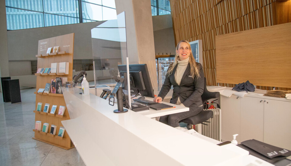 BILLETTLUKA: Hanne Mette Rendall selger billetter både over telefon og i foajeen på Operaen. BILLETTLUKA: Hanne Mette Rendall selger billetter både over telefon og i foajeen på Operaen.