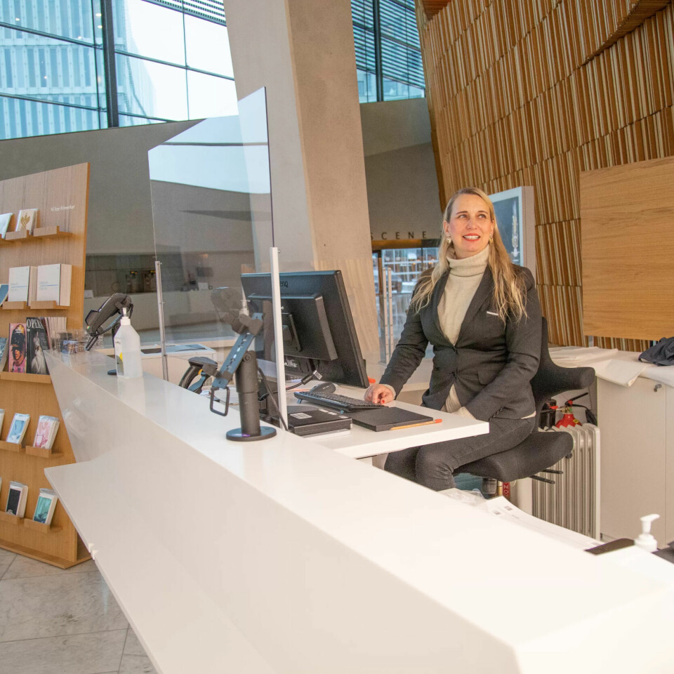 BILLETTLUKA: Hanne Mette Rendall selger billetter både over telefon og i foajeen på Operaen. BILLETTLUKA: Hanne Mette Rendall selger billetter både over telefon og i foajeen på Operaen.