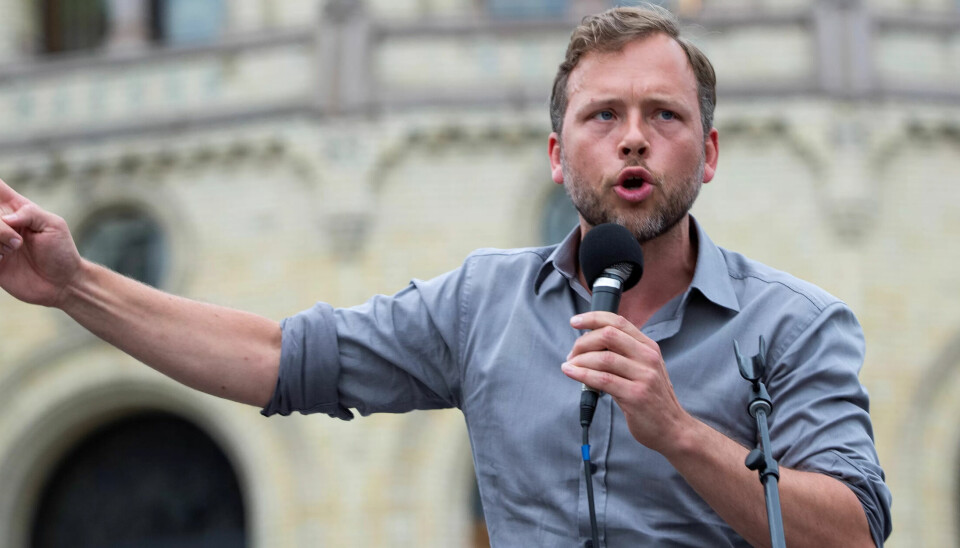 MOT KUTT: SV og partileder Audun Lysbakken mener at konsekvensen av kutt i sykelønna vil gjøre vondt verre: -Folk som er syke vil gå på jobben, sier Lysbakken. Bildet er fra da han holdt en apell under NJF-streiken i mai. MOT KUTT: SV og partileder Audun Lysbakken mener at konsekvensen av kutt i sykelønna vil gjøre vondt verre: -Folk som er syke vil gå på jobben, sier Lysbakken. Bildet er fra da han holdt en apell under NJF-streiken i mai.