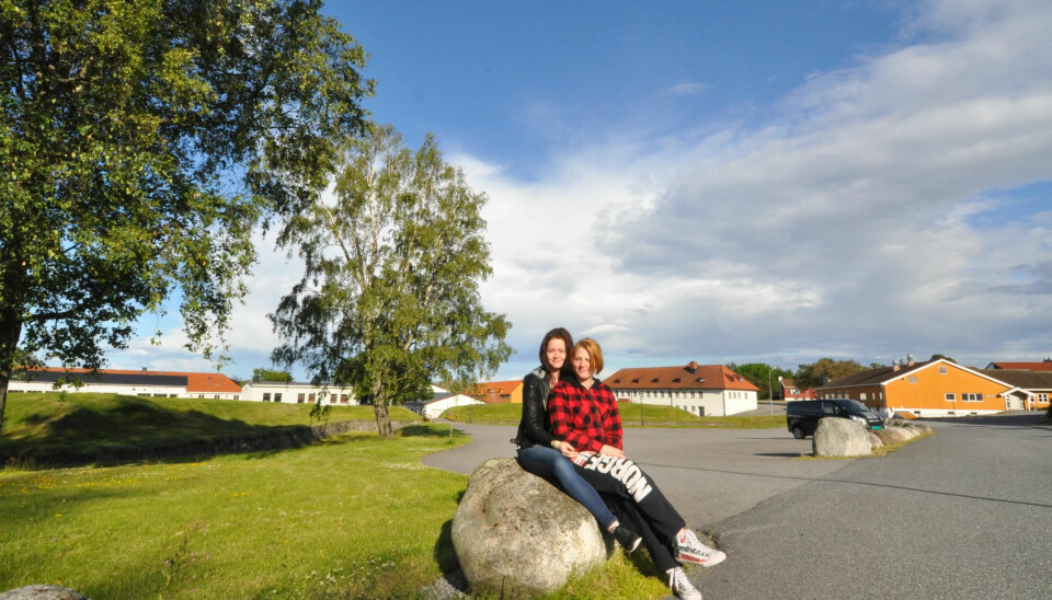 Å LEVE MED BRANNSKADER: - Her får vi venner som vi kan snakke med det om å ha brannskader, sier søstrene Telma Marie og Solveig Sofie Meling. Å LEVE MED BRANNSKADER: - Her får vi venner som vi kan snakke med det om å ha brannskader, sier søstrene Telma Marie og Solveig Sofie Meling.