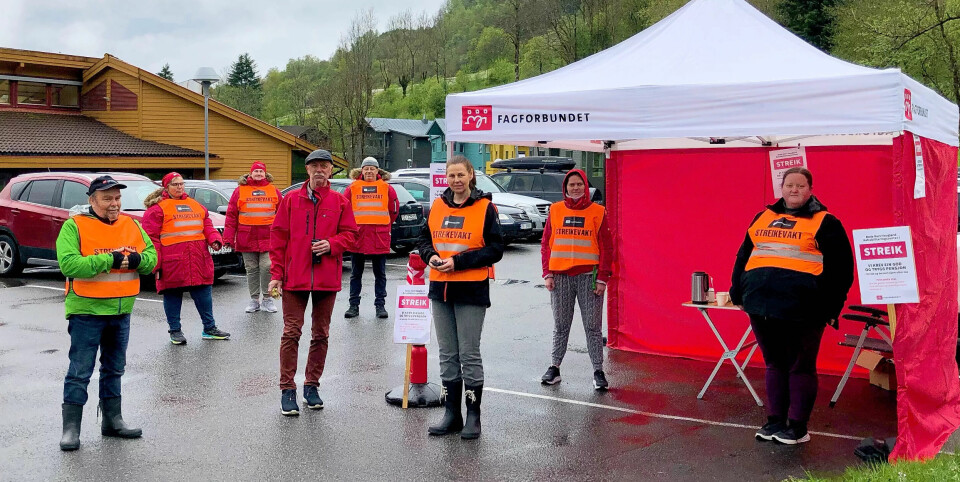 Sju ansatte ved Røder Kors Haugland Rehabiliteringssenter streiker for pensjonen sin. Sju ansatte ved Røder Kors Haugland Rehabiliteringssenter streiker for pensjonen sin.