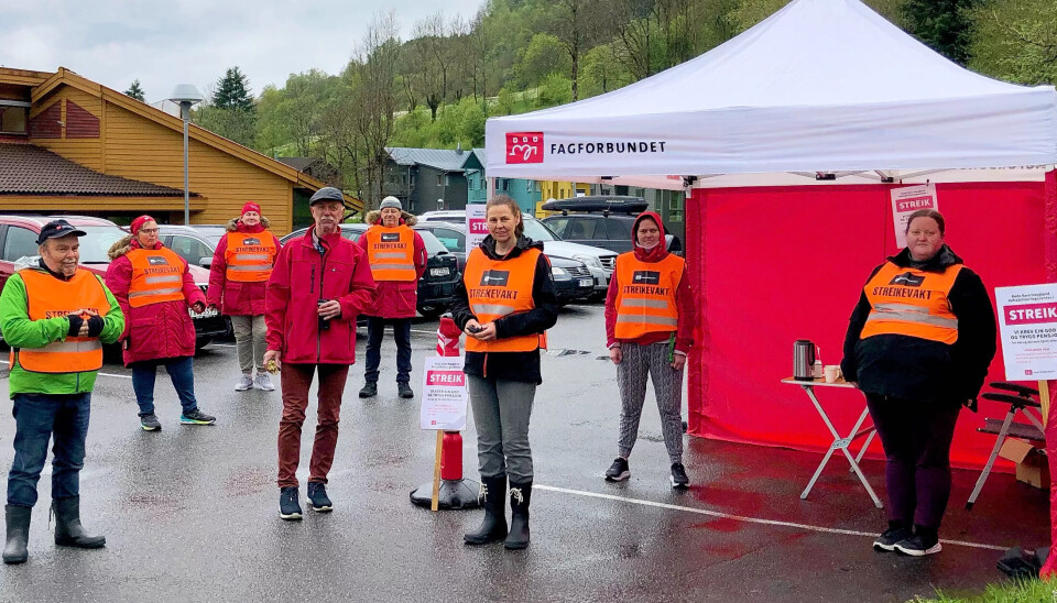 Sju ansatte ved Røder Kors Haugland Rehabiliteringssenter streiker for pensjonen sin. Sju ansatte ved Røder Kors Haugland Rehabiliteringssenter streiker for pensjonen sin.
