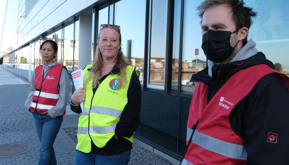 STREIK: Modist Maria Torres (f.v.), produsent Anette Edmunds og lystekniker Kristoffer Ringerike skulle ønsker det slapp å streike. – Men en livslang og kjønnsnøytral pensjon er viktig for oss, sier Ringerike. STREIK: Modist Maria Torres (f.v.), produsent Anette Edmunds og lystekniker Kristoffer Ringerike skulle ønsker det slapp å streike. – Men en livslang og kjønnsnøytral pensjon er viktig for oss, sier Ringerike.
