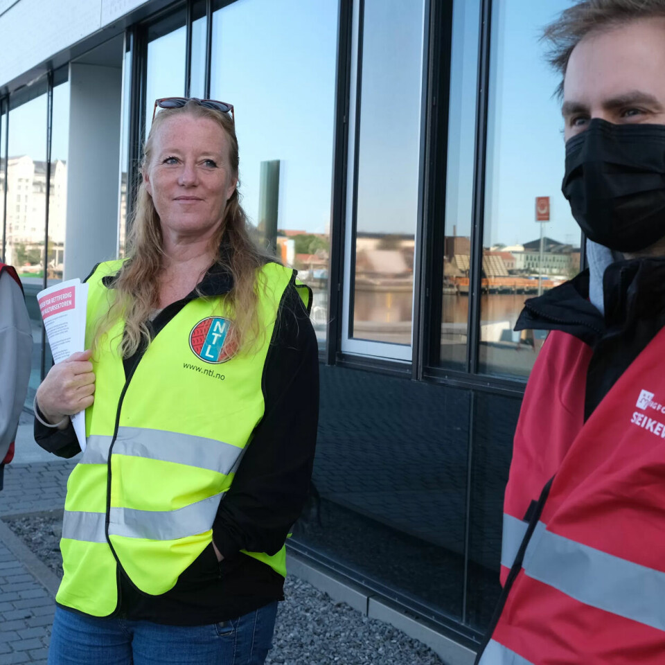 STREIK: Modist Maria Torres (f.v.), produsent Anette Edmunds og lystekniker Kristoffer Ringerike skulle ønsker det slapp å streike. – Men en livslang og kjønnsnøytral pensjon er viktig for oss, sier Ringerike. STREIK: Modist Maria Torres (f.v.), produsent Anette Edmunds og lystekniker Kristoffer Ringerike skulle ønsker det slapp å streike. – Men en livslang og kjønnsnøytral pensjon er viktig for oss, sier Ringerike.