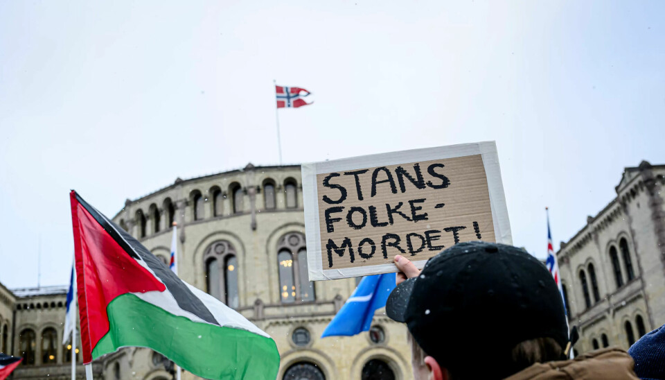 STØTTE: Det har vore fleire markeringer og demonstrasjonar foran stortinget. Både til støtte for Israel. Og som denne markeringa som var til støtte for Palestina. Rundt 1200 israelarar blei drepne i 07. oktober og 240 tekne som gissel. Til no har over 11.000 palestinarar blitt drepne i Israel sitt svar. STØTTE: Det har vore fleire markeringer og demonstrasjonar foran stortinget. Både til støtte for Israel. Og som denne markeringa som var til støtte for Palestina. Rundt 1200 israelarar blei drepne i 07. oktober og 240 tekne som gissel. Til no har over 11.000 palestinarar blitt drepne i Israel sitt svar.