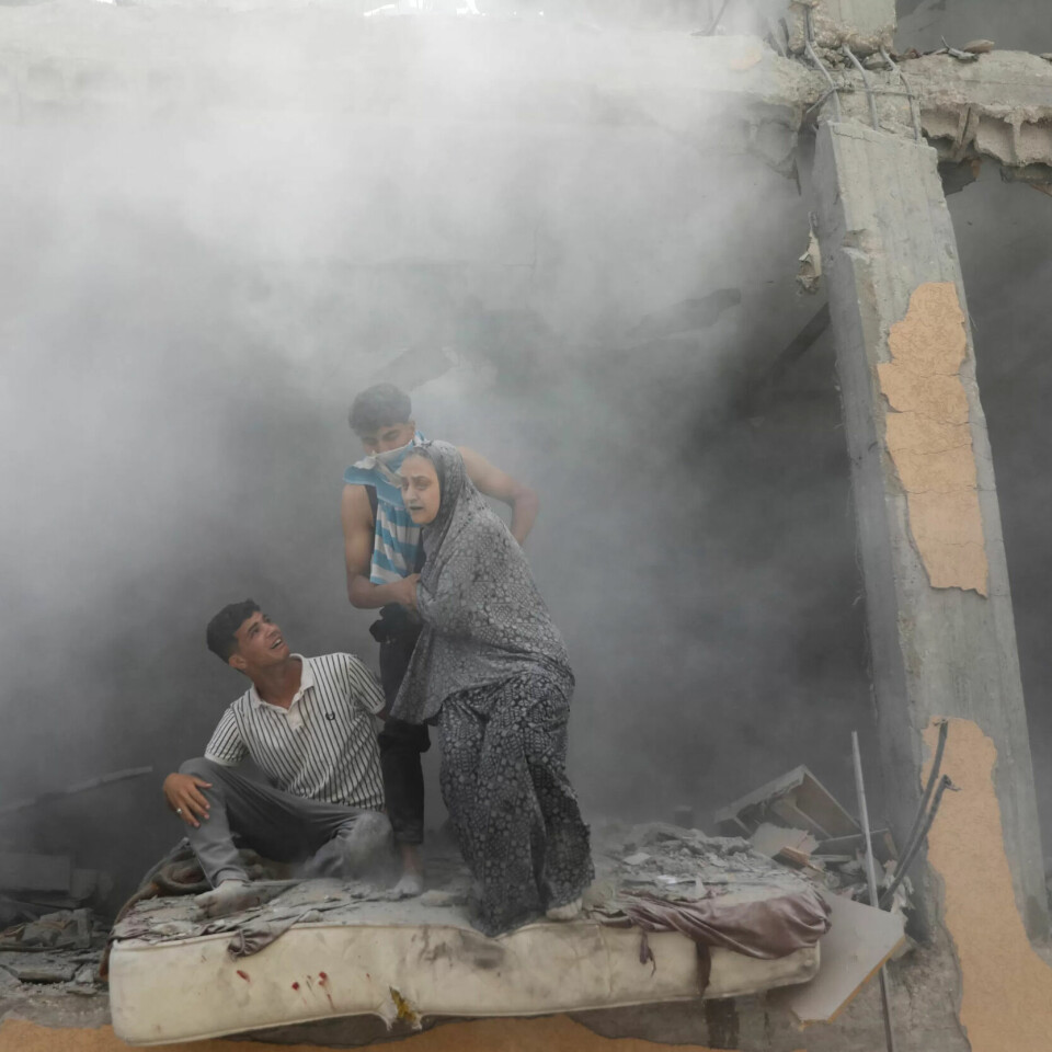 En familie forsøker å redde seg ut rett etter et israelsk angrep mot Deir al-Balah midt på Gazastripen nylig. En familie forsøker å redde seg ut rett etter et israelsk angrep mot Deir al-Balah midt på Gazastripen nylig.