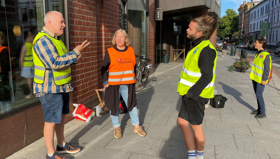 UTENFOR TEATRET: De streikende ansatte må holde seg på utsiden av Det Norske Teatret i stedet for å forberede festival og urpremiere på innsiden. Finn Kirkeby (f.v.) diskuterer situasjonen med streikeleder Åshild Mjelde Nordås og Erlend Tårnesvik Dreiås. I bakgrunnen: Lara Zlatar UTENFOR TEATRET: De streikende ansatte må holde seg på utsiden av Det Norske Teatret i stedet for å forberede festival og urpremiere på innsiden. Finn Kirkeby (f.v.) diskuterer situasjonen med streikeleder Åshild Mjelde Nordås og Erlend Tårnesvik Dreiås. I bakgrunnen: Lara Zlatar