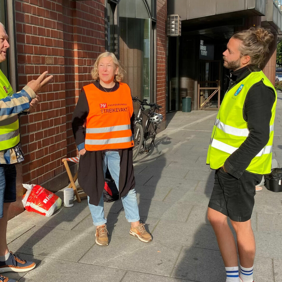 UTENFOR TEATRET: De streikende ansatte må holde seg på utsiden av Det Norske Teatret i stedet for å forberede festival og urpremiere på innsiden. Finn Kirkeby (f.v.) diskuterer situasjonen med streikeleder Åshild Mjelde Nordås og Erlend Tårnesvik Dreiås. I bakgrunnen: Lara Zlatar UTENFOR TEATRET: De streikende ansatte må holde seg på utsiden av Det Norske Teatret i stedet for å forberede festival og urpremiere på innsiden. Finn Kirkeby (f.v.) diskuterer situasjonen med streikeleder Åshild Mjelde Nordås og Erlend Tårnesvik Dreiås. I bakgrunnen: Lara Zlatar