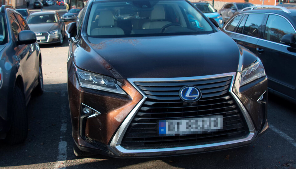 LUKSUS: Denne Lexusen stod parkert utenfor Drammen tingrett under rettssaken mellom Baos og syv konsulenter. Bilen er brukt av eier Lasse Sandnes og leaset av hans selskap Omsorgsbolig eiendom AS. LUKSUS: Denne Lexusen stod parkert utenfor Drammen tingrett under rettssaken mellom Baos og syv konsulenter. Bilen er brukt av eier Lasse Sandnes og leaset av hans selskap Omsorgsbolig eiendom AS.