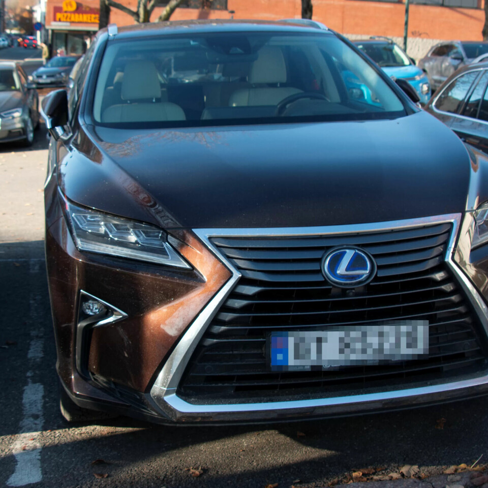 LUKSUS: Denne Lexusen stod parkert utenfor Drammen tingrett under rettssaken mellom Baos og syv konsulenter. Bilen er brukt av eier Lasse Sandnes og leaset av hans selskap Omsorgsbolig eiendom AS. LUKSUS: Denne Lexusen stod parkert utenfor Drammen tingrett under rettssaken mellom Baos og syv konsulenter. Bilen er brukt av eier Lasse Sandnes og leaset av hans selskap Omsorgsbolig eiendom AS.