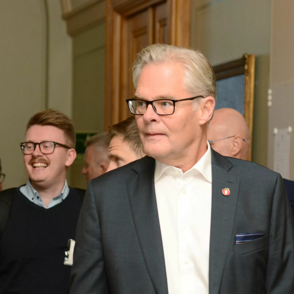 BEVARE: Frp og Hans Andreas Limi seier dei vil bevare sjukeløna, etter at dei har snudd. Før ville partiet ha karensdag, det vil seie trekk i løna eller inga løn første dagen du er sjuk. BEVARE: Frp og Hans Andreas Limi seier dei vil bevare sjukeløna, etter at dei har snudd. Før ville partiet ha karensdag, det vil seie trekk i løna eller inga løn første dagen du er sjuk.