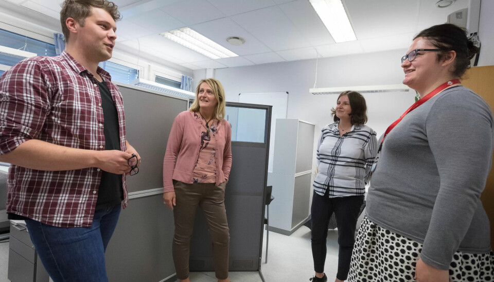 TEAMARBEID: NAV-veilederne Bjørn Erik Gundersen, Lene Mjøs og Barbara Lesz bekrefter at avdelingsleder Heen spør mer om hvordan de har det. TEAMARBEID: NAV-veilederne Bjørn Erik Gundersen, Lene Mjøs og Barbara Lesz bekrefter at avdelingsleder Heen spør mer om hvordan de har det.