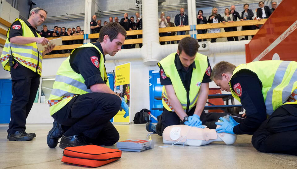 LIVREDDENDE BRANNMANSKAP: Med representanter fra departement, kommune, Fagforbundet og Norsk Luftambulanse som tilskuere, demonstrerte brannmannskapene hvordan de kan redde ved hjertestans mens de venter på ambulansen. LIVREDDENDE BRANNMANSKAP: Med representanter fra departement, kommune, Fagforbundet og Norsk Luftambulanse som tilskuere, demonstrerte brannmannskapene hvordan de kan redde ved hjertestans mens de venter på ambulansen.