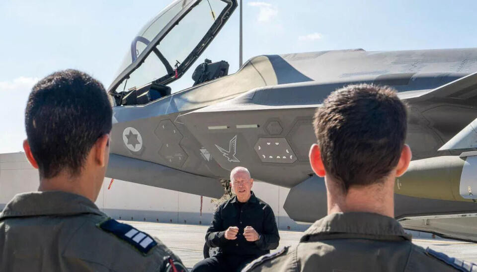 Dagen etter angrepet på flyktningleiren al-Mawasi besøkte den israelske forsvarsministeren Yoav Gallant jagerflybasen Nevatim. Han poserte foran et av F-35-jagerflyene og talte til piloter og arbeidere som deltok i angrepet, som israelske myndigheter sier tok livet av Qassam-brigadenes øverstkommanderende Mohammed Deif. Dagen etter angrepet på flyktningleiren al-Mawasi besøkte den israelske forsvarsministeren Yoav Gallant jagerflybasen Nevatim. Han poserte foran et av F-35-jagerflyene og talte til piloter og arbeidere som deltok i angrepet, som israelske myndigheter sier tok livet av Qassam-brigadenes øverstkommanderende Mohammed Deif.