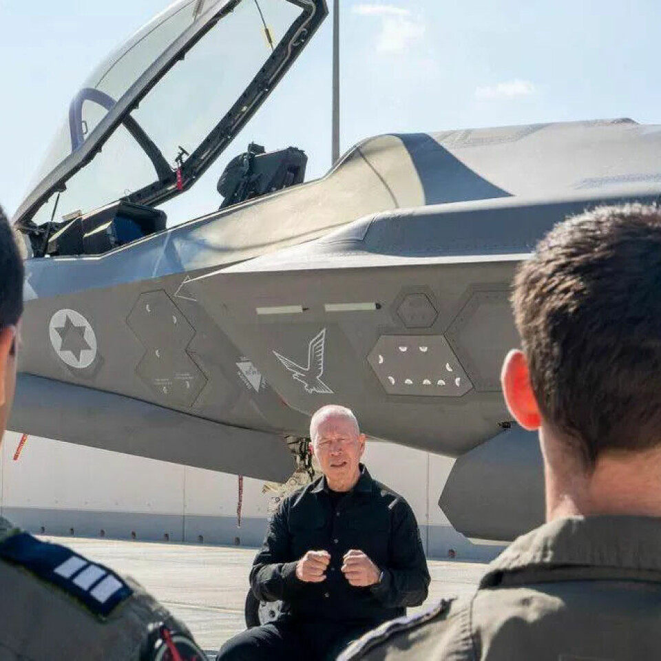 Dagen etter angrepet på flyktningleiren al-Mawasi besøkte den israelske forsvarsministeren Yoav Gallant jagerflybasen Nevatim. Han poserte foran et av F-35-jagerflyene og talte til piloter og arbeidere som deltok i angrepet, som israelske myndigheter sier tok livet av Qassam-brigadenes øverstkommanderende Mohammed Deif. Dagen etter angrepet på flyktningleiren al-Mawasi besøkte den israelske forsvarsministeren Yoav Gallant jagerflybasen Nevatim. Han poserte foran et av F-35-jagerflyene og talte til piloter og arbeidere som deltok i angrepet, som israelske myndigheter sier tok livet av Qassam-brigadenes øverstkommanderende Mohammed Deif.