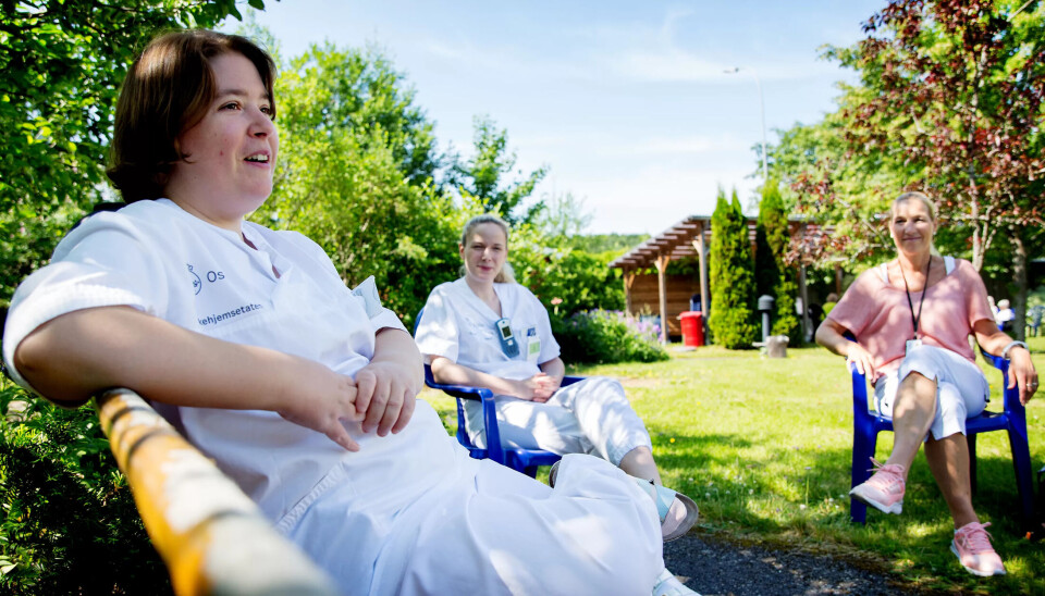 GULL VERD: – Caroline er en stor ressurs både for kolleger og beboere, sier enhetsleder Eili Indrebø Refvik (i midten). Her sammen med Caroline Holth og Marianne Kreutz fra Helt Med/Oslo kommune. GULL VERD: – Caroline er en stor ressurs både for kolleger og beboere, sier enhetsleder Eili Indrebø Refvik (i midten). Her sammen med Caroline Holth og Marianne Kreutz fra Helt Med/Oslo kommune.