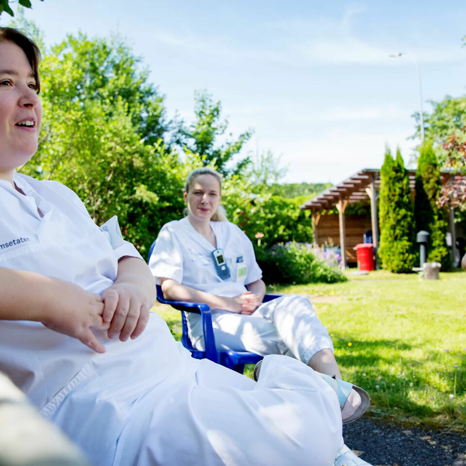 GULL VERD: – Caroline er en stor ressurs både for kolleger og beboere, sier enhetsleder Eili Indrebø Refvik (i midten). Her sammen med Caroline Holth og Marianne Kreutz fra Helt Med/Oslo kommune. GULL VERD: – Caroline er en stor ressurs både for kolleger og beboere, sier enhetsleder Eili Indrebø Refvik (i midten). Her sammen med Caroline Holth og Marianne Kreutz fra Helt Med/Oslo kommune.