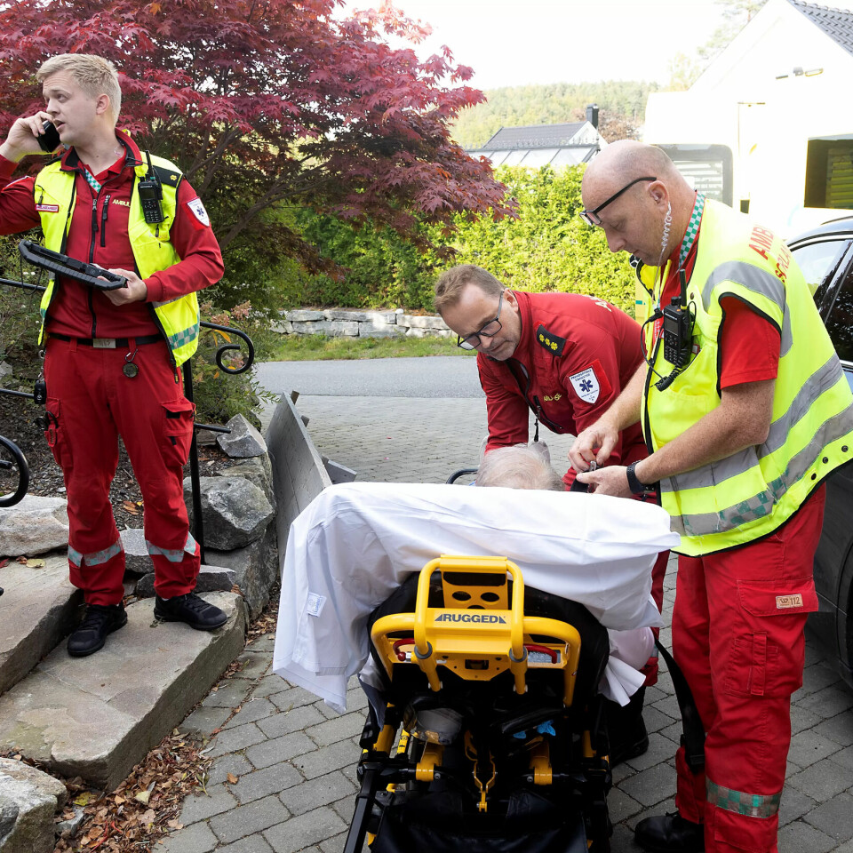 MANGE OPPDRAG: Denne ettermiddagen er det virkelig akutt. Kvinne med hjerneslag kjøres til sykehuset i Kristiansand av Kristoffer Pedersen (t.v.) og Harald Landa (t.h.). I midten: Lars Vereide. MANGE OPPDRAG: Denne ettermiddagen er det virkelig akutt. Kvinne med hjerneslag kjøres til sykehuset i Kristiansand av Kristoffer Pedersen (t.v.) og Harald Landa (t.h.). I midten: Lars Vereide.
