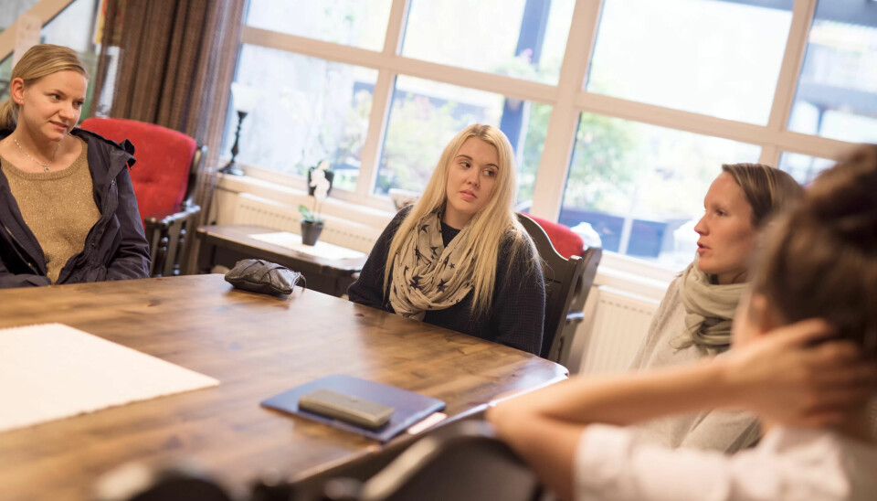 LITEN TID: Helsefarbeidere ved Bergtun Sykehjem i Nore og Uvdal frykter de ikke får tid til familie og venner på grunn av den nye turnusen de er blitt pålagt. Fra venstre: Nina Vedhus, Veronica Tollefsen, Torunn Røisgaard og Birgitte Bjørnsrud. LITEN TID: Helsefarbeidere ved Bergtun Sykehjem i Nore og Uvdal frykter de ikke får tid til familie og venner på grunn av den nye turnusen de er blitt pålagt. Fra venstre: Nina Vedhus, Veronica Tollefsen, Torunn Røisgaard og Birgitte Bjørnsrud.