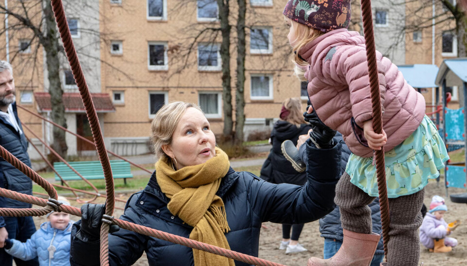 SAVNER BARNEHAGEN: Clara (4) håper streiken snart er over, så hun kan være i barnehagen igjen. Moren Camilla Hanses frykter at streiken kan bli langvarig når barnehageeierne tjener penger på å holde stengt. SAVNER BARNEHAGEN: Clara (4) håper streiken snart er over, så hun kan være i barnehagen igjen. Moren Camilla Hanses frykter at streiken kan bli langvarig når barnehageeierne tjener penger på å holde stengt.