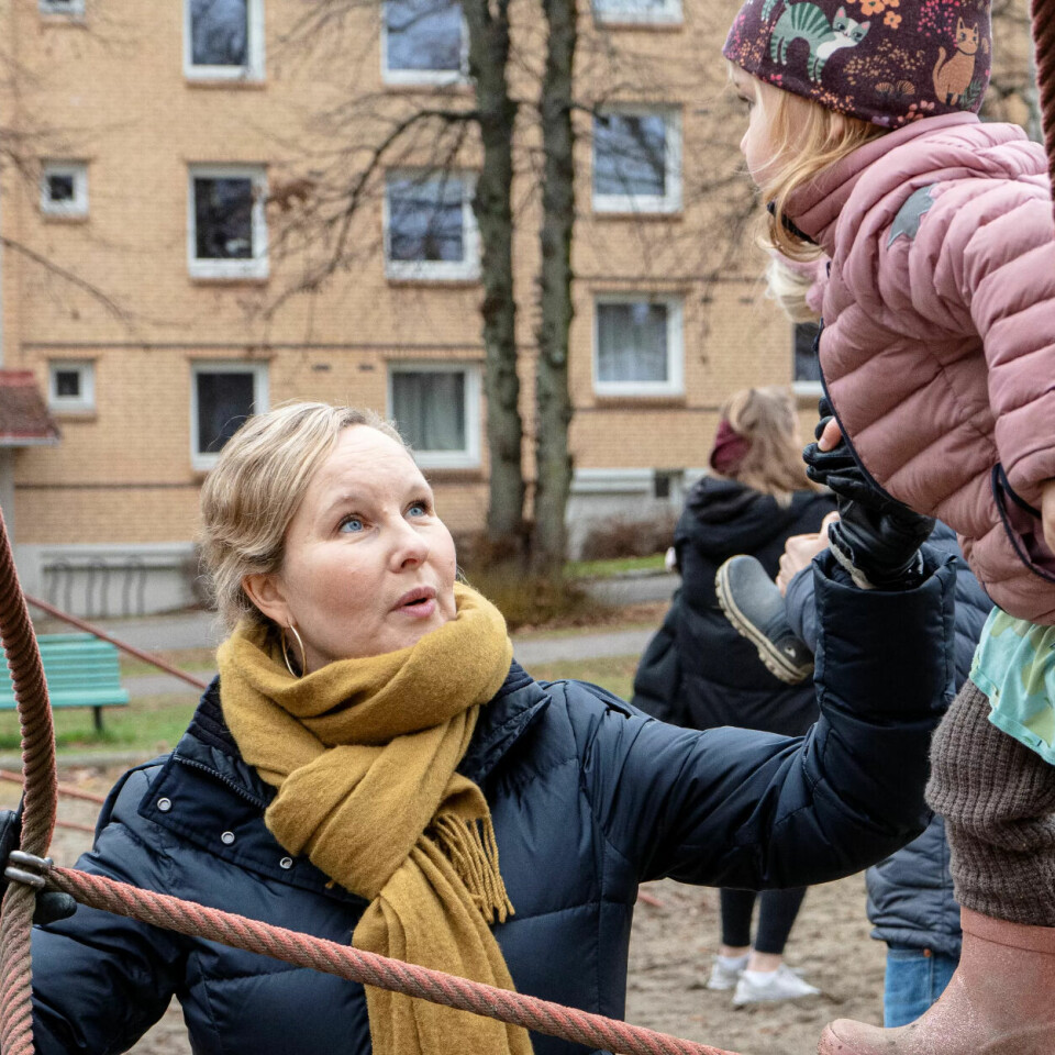 SAVNER BARNEHAGEN: Clara (4) håper streiken snart er over, så hun kan være i barnehagen igjen. Moren Camilla Hanses frykter at streiken kan bli langvarig når barnehageeierne tjener penger på å holde stengt. SAVNER BARNEHAGEN: Clara (4) håper streiken snart er over, så hun kan være i barnehagen igjen. Moren Camilla Hanses frykter at streiken kan bli langvarig når barnehageeierne tjener penger på å holde stengt.