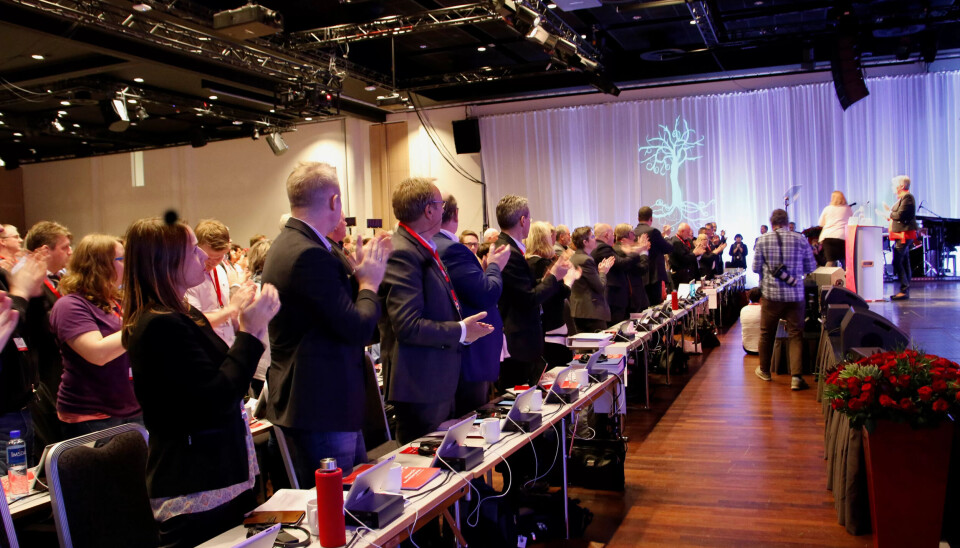 STÅENDE APPLAUS: LO-leder Gerd Kristiansen fikk stående applaus for sin støtte til de streikende Akasia-ansatte i Bergen. STÅENDE APPLAUS: LO-leder Gerd Kristiansen fikk stående applaus for sin støtte til de streikende Akasia-ansatte i Bergen.
