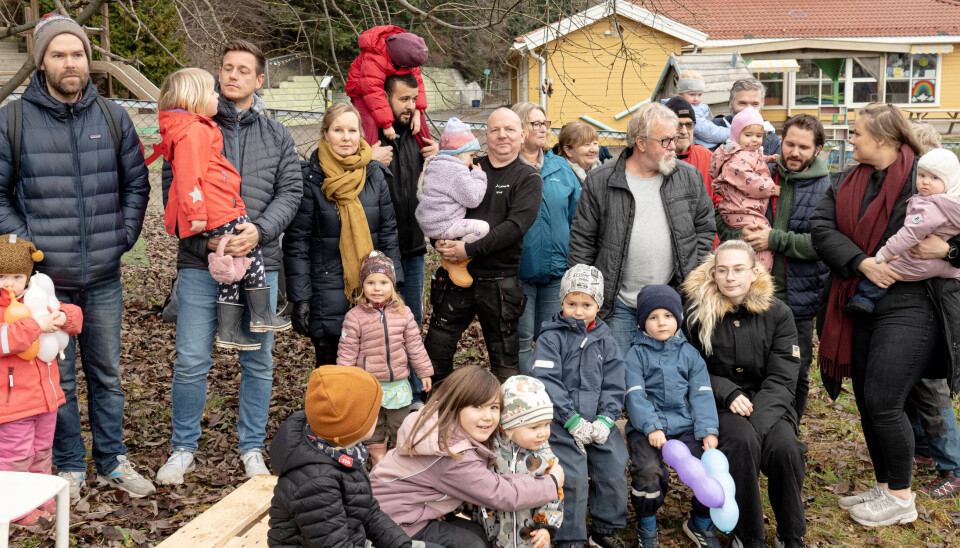 SAMLES UTENFOR: Barn, foreldre og besteforeldre møtes på lekeplassen utenfor barnehagen, som er stengt på grunn av streik. Nå står de uten barnehagetilbud på femte uka. SAMLES UTENFOR: Barn, foreldre og besteforeldre møtes på lekeplassen utenfor barnehagen, som er stengt på grunn av streik. Nå står de uten barnehagetilbud på femte uka.
