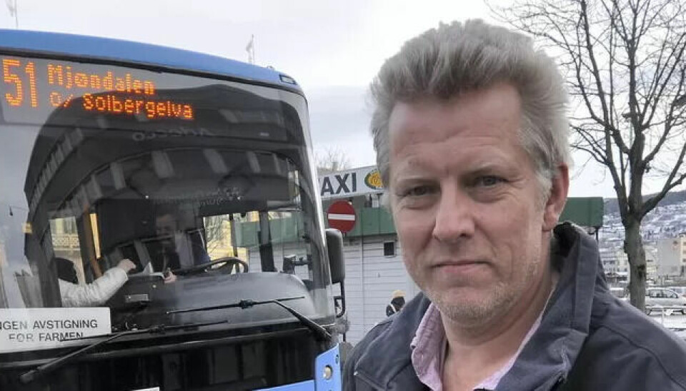 – Folk var opprørt over at arbeidsgiveren filmet i stedet for å hjelpe sjåføren med døra, sier Ove Andreas Solberg. – Folk var opprørt over at arbeidsgiveren filmet i stedet for å hjelpe sjåføren med døra, sier Ove Andreas Solberg.