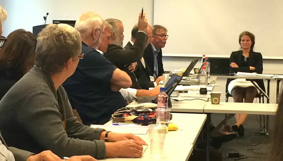 ALENE: Under styremøtet til Helse Sør-Øst ble Fagforbundets konserntillitsvalgt, Svein Øverland (han som rekker opp hånda), den eneste som stemte imot privatisering av IT-tjenestene i sykehusforetaket. ALENE: Under styremøtet til Helse Sør-Øst ble Fagforbundets konserntillitsvalgt, Svein Øverland (han som rekker opp hånda), den eneste som stemte imot privatisering av IT-tjenestene i sykehusforetaket.