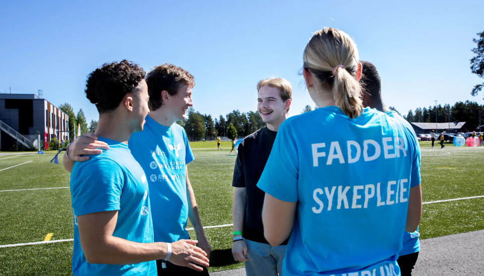 Fadderuka starter ved studiestart. Ute på idrettsplassen på campus møter Jon Anundskås sine medstudenter og fadder på første året i sykepleie, f.v Esdras Barbosa De Lima, Leo Zeiher og Honest Solo,on Kinfe - og fadderen Tyra Tronsæter Jonsen. Det er klart for en kamp i boblefotball mot tannpleier-studenter. Fadderuka starter ved studiestart. Ute på idrettsplassen på campus møter Jon Anundskås sine medstudenter og fadder på første året i sykepleie, f.v Esdras Barbosa De Lima, Leo Zeiher og Honest Solo,on Kinfe - og fadderen Tyra Tronsæter Jonsen. Det er klart for en kamp i boblefotball mot tannpleier-studenter.