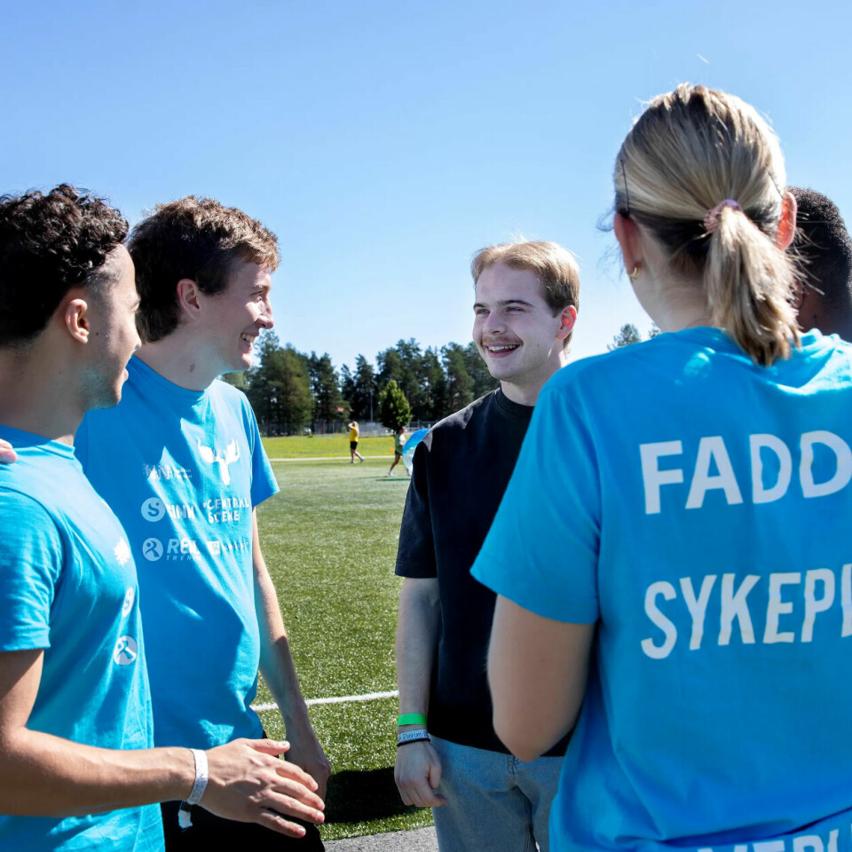 Fadderuka starter ved studiestart. Ute på idrettsplassen på campus møter Jon Anundskås sine medstudenter og fadder på første året i sykepleie, f.v Esdras Barbosa De Lima, Leo Zeiher og Honest Solo,on Kinfe - og fadderen Tyra Tronsæter Jonsen. Det er klart for en kamp i boblefotball mot tannpleier-studenter. Fadderuka starter ved studiestart. Ute på idrettsplassen på campus møter Jon Anundskås sine medstudenter og fadder på første året i sykepleie, f.v Esdras Barbosa De Lima, Leo Zeiher og Honest Solo,on Kinfe - og fadderen Tyra Tronsæter Jonsen. Det er klart for en kamp i boblefotball mot tannpleier-studenter.