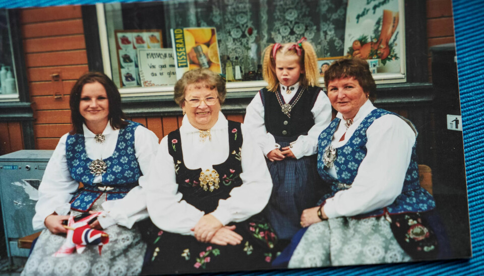FIRE GENERASJONER: 17. mai-feiring med fire generasjoner i 2000. Fra v. Hanne, Gudbjørg, Nina og Tove. FIRE GENERASJONER: 17. mai-feiring med fire generasjoner i 2000. Fra v. Hanne, Gudbjørg, Nina og Tove.