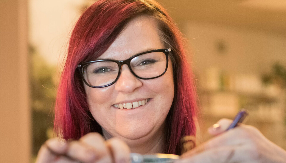 MANGLER: Lønnsplikten til arbeidsgiverne ble tidligere kuttet fra 15 til 2 dager og endringen trådte i kraft 20. mars . Det betyr at frisørene må uansett betale full lønn til sine ansatte fra salongene ble stengt 12. mars fram til den nye loven trådte i kraft åtte dager senere. Høijord synes dette mangler i den siste krisepakken. - Det hadde vært mer rettferdig om hjelpen hadde kommet fra det tidspunktet man måtte stenge. Det skjedde på fire timers varsel. Det er ganske begrenset hva man kunne gjort selv for å forberede seg på det, sier Høijord. MANGLER: Lønnsplikten til arbeidsgiverne ble tidligere kuttet fra 15 til 2 dager og endringen trådte i kraft 20. mars . Det betyr at frisørene må uansett betale full lønn til sine ansatte fra salongene ble stengt 12. mars fram til den nye loven trådte i kraft åtte dager senere. Høijord synes dette mangler i den siste krisepakken. - Det hadde vært mer rettferdig om hjelpen hadde kommet fra det tidspunktet man måtte stenge. Det skjedde på fire timers varsel. Det er ganske begrenset hva man kunne gjort selv for å forberede seg på det, sier Høijord.