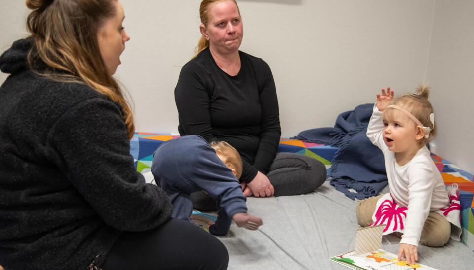 TEGN OG LYD: Mathilde har lesestund i Voldsløkka barnehage i Oslo. Her stimuleres språklige aktiviteter på både tegnspråk og høytlesing. TEGN OG LYD: Mathilde har lesestund i Voldsløkka barnehage i Oslo. Her stimuleres språklige aktiviteter på både tegnspråk og høytlesing.