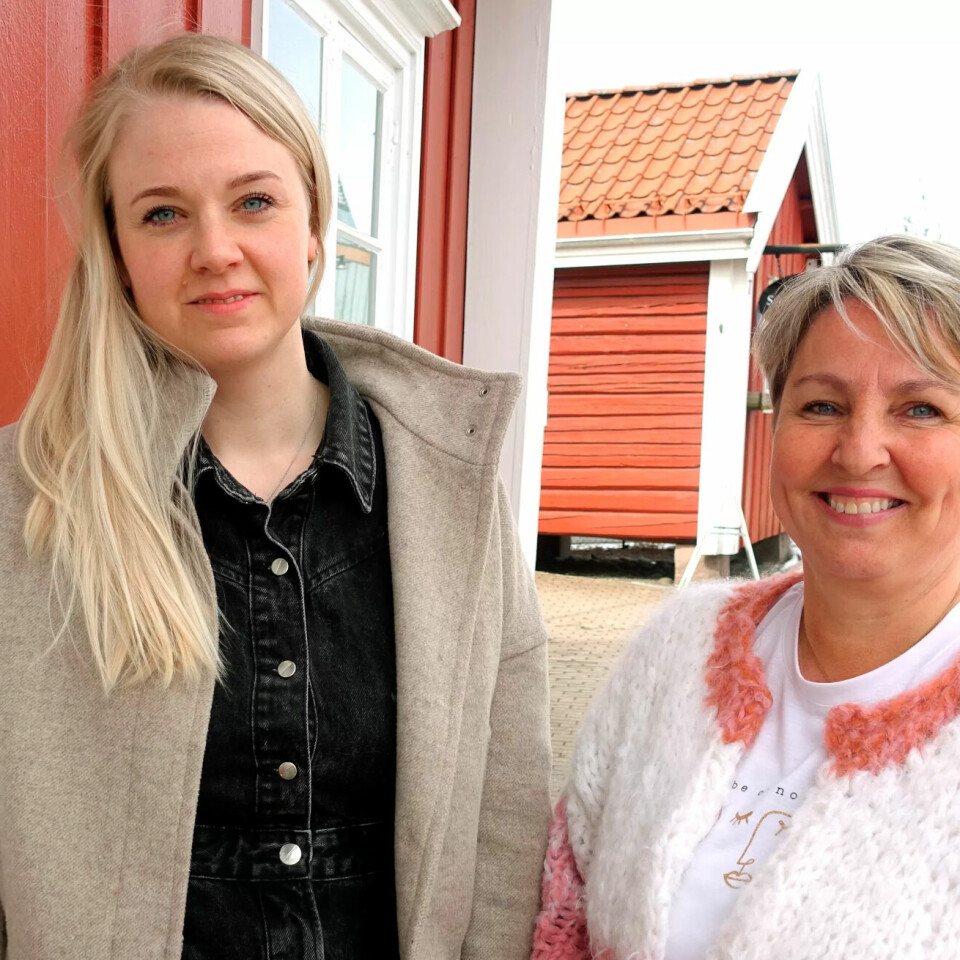 Da babyens mor ble innlagt i psykisk helsevern, byttet barnevernskonsulent Hege Harfallet (t.v) og familieveileder Anita Wirkola Dirkens på å være hos familien. To ansatte til fra barnevernet bidro. Da babyens mor ble innlagt i psykisk helsevern, byttet barnevernskonsulent Hege Harfallet (t.v) og familieveileder Anita Wirkola Dirkens på å være hos familien. To ansatte til fra barnevernet bidro.