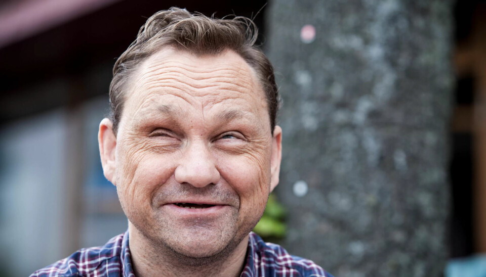 Blinde Philip Seiergren har jobbet ved Sandaker overgangsbolig i tilsammen fem år. To av årene har vært praksisplass. De tre siste årene har han vært ansatt som midlertidig miljøarbeider i 50 prosent stilling. Blinde Philip Seiergren har jobbet ved Sandaker overgangsbolig i tilsammen fem år. To av årene har vært praksisplass. De tre siste årene har han vært ansatt som midlertidig miljøarbeider i 50 prosent stilling.