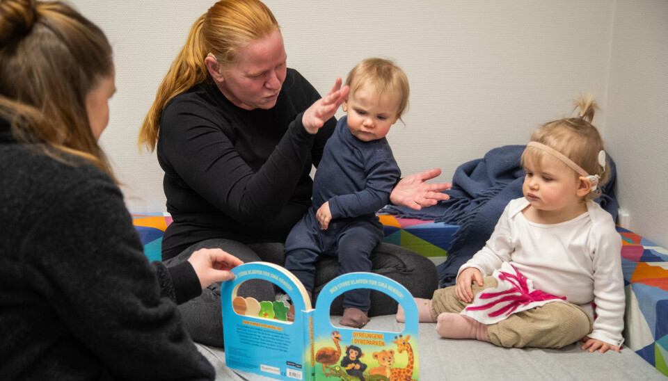 LESESTUND: Maire og Mathilde (til høyre) leser og og babler sammen på språkrommet sammen med medarbeider Stine Trangsund og pedagog Helle Eriksson (til venstre). LESESTUND: Maire og Mathilde (til høyre) leser og og babler sammen på språkrommet sammen med medarbeider Stine Trangsund og pedagog Helle Eriksson (til venstre).