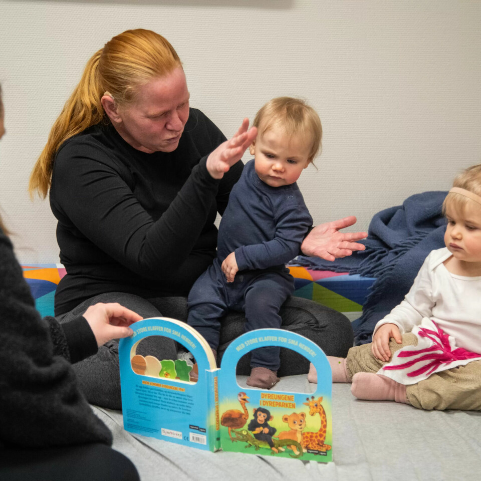 LESESTUND: Maire og Mathilde (til høyre) leser og og babler sammen på språkrommet sammen med medarbeider Stine Trangsund og pedagog Helle Eriksson (til venstre). LESESTUND: Maire og Mathilde (til høyre) leser og og babler sammen på språkrommet sammen med medarbeider Stine Trangsund og pedagog Helle Eriksson (til venstre).