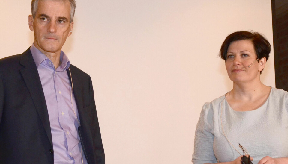 Arbeiderpartiets leder, Jonas Gahr Støre, og kommunalpolitisk talsperson, Helga Pedersen, presenterer partiets alternative opplegg for kommuneøkopnomioen i 2016 Arbeiderpartiets leder, Jonas Gahr Støre, og kommunalpolitisk talsperson, Helga Pedersen, presenterer partiets alternative opplegg for kommuneøkopnomioen i 2016