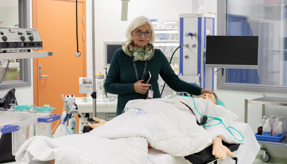 OPERASJONSSALEN: – Når det trenes på hastekeisersnitt, da kan jeg love deg det er temperatur her inne. Simulering som undervisningsform gir muligheter til å trene på ferdigheter som er avgjørende i kritiske situasjoner, sier Inger Hjelmeland. OPERASJONSSALEN: – Når det trenes på hastekeisersnitt, da kan jeg love deg det er temperatur her inne. Simulering som undervisningsform gir muligheter til å trene på ferdigheter som er avgjørende i kritiske situasjoner, sier Inger Hjelmeland.