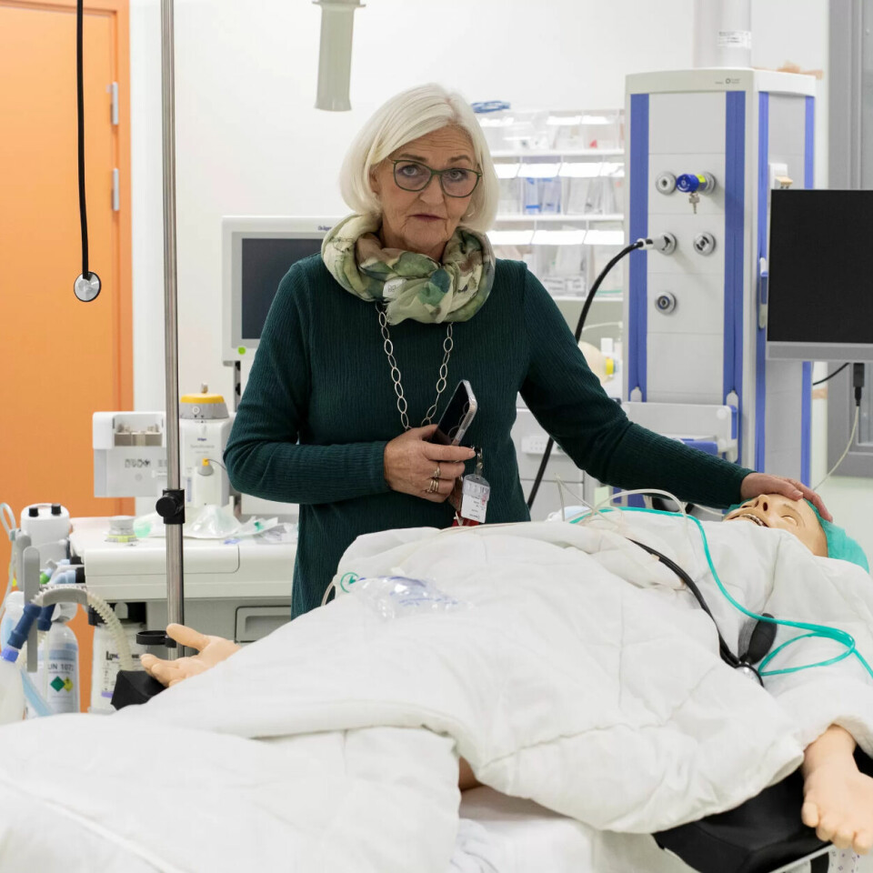 OPERASJONSSALEN: – Når det trenes på hastekeisersnitt, da kan jeg love deg det er temperatur her inne. Simulering som undervisningsform gir muligheter til å trene på ferdigheter som er avgjørende i kritiske situasjoner, sier Inger Hjelmeland. OPERASJONSSALEN: – Når det trenes på hastekeisersnitt, da kan jeg love deg det er temperatur her inne. Simulering som undervisningsform gir muligheter til å trene på ferdigheter som er avgjørende i kritiske situasjoner, sier Inger Hjelmeland.