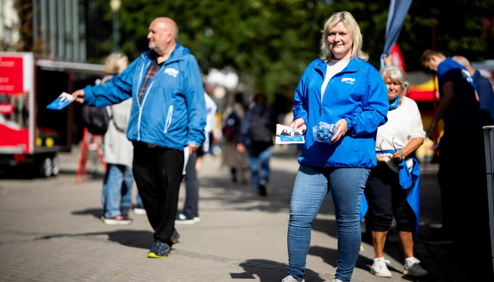 Hjertet til høyre: Gina Næss føler seg hjemme i Høyre-politikken og trygg i Fagforbundet. Hun synes det er dumt at ikke LO setter større pris på den kombinasjonen. Hjertet til høyre: Gina Næss føler seg hjemme i Høyre-politikken og trygg i Fagforbundet. Hun synes det er dumt at ikke LO setter større pris på den kombinasjonen.