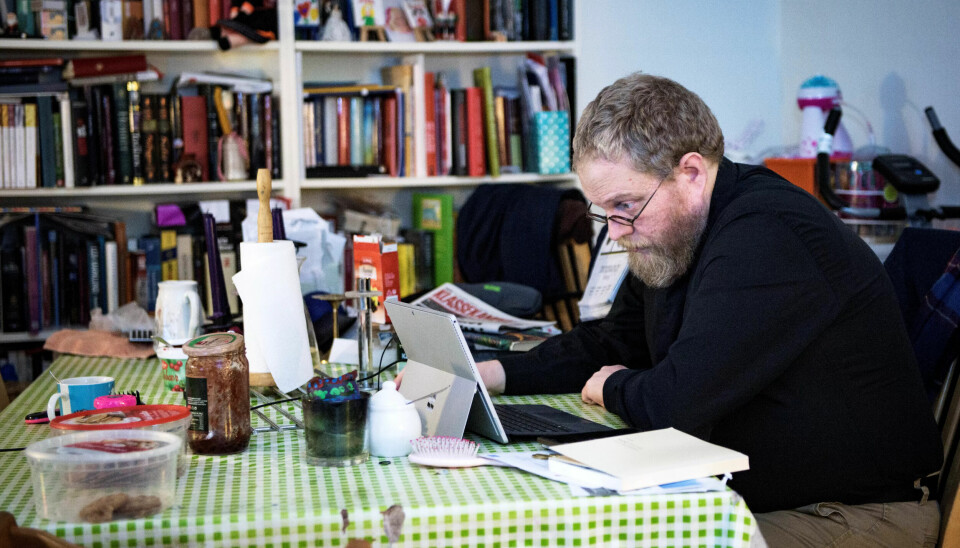 HJEMME: Hjemmekontor har han så ofte han kan, ved spisebordet i rekkehuset på Hamar. HJEMME: Hjemmekontor har han så ofte han kan, ved spisebordet i rekkehuset på Hamar.