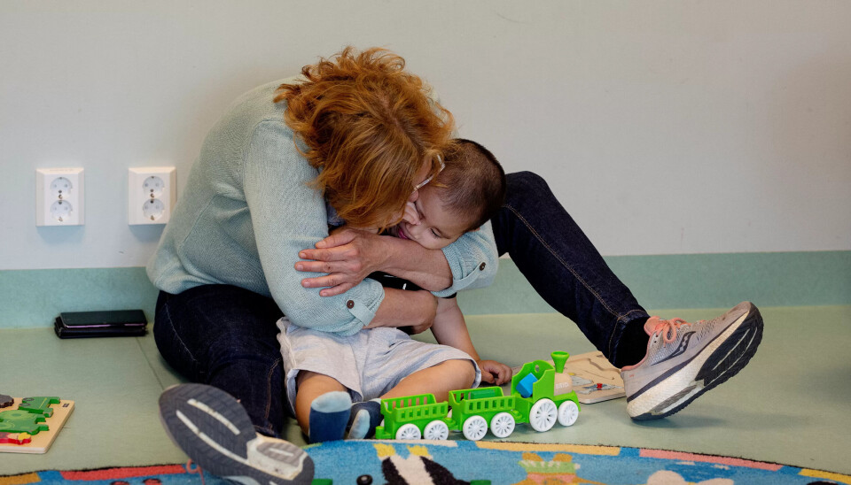 Barnehagemedarbeider Eva Martinsen og Kayden har funnet tonen. Barnehagemedarbeider Eva Martinsen og Kayden har funnet tonen.