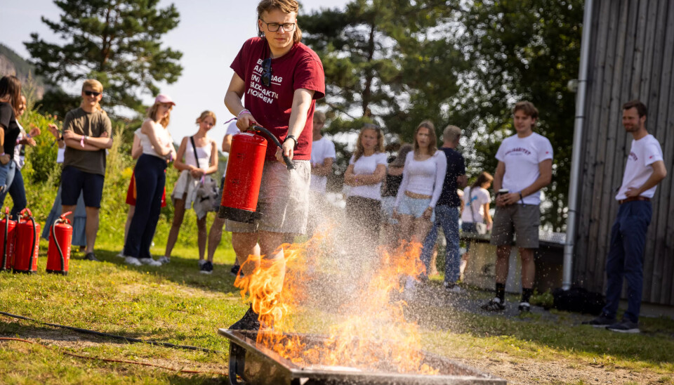 NYTTIG ØVELSE: Å vite hvordan man skal slukke en brann, er nyttig enten du har planer om å gjøre det til jobb eller ei. Angus Drønen Sverdrupsen (19) fra Karmøy sitter i AUFs fylkesstyre i Rogaland og jobber på aluminiumsfabrikk. Hva framtida bringer, er uvisst. NYTTIG ØVELSE: Å vite hvordan man skal slukke en brann, er nyttig enten du har planer om å gjøre det til jobb eller ei. Angus Drønen Sverdrupsen (19) fra Karmøy sitter i AUFs fylkesstyre i Rogaland og jobber på aluminiumsfabrikk. Hva framtida bringer, er uvisst.